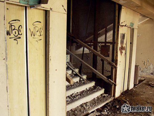 Заброшенный дом отдыха в Гаграх, Абхазия Заброшенный дом отдыха в Гаграх, Абхазия