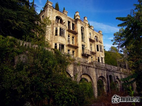 Заброшенный дом отдыха в Гаграх, Абхазия Заброшенный дом отдыха в Гаграх, Абхазия