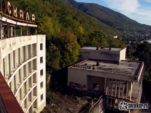 Заброшенный дом отдыха в Гаграх, Абхазия Заброшенный дом отдыха в Гаграх, Абхазия