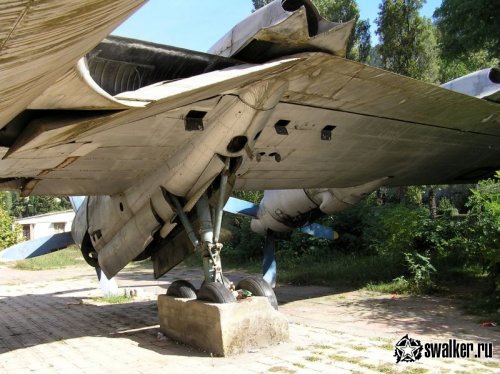 Заброшенный самолет в Абхазии Заброшенный самолет в Абхазии