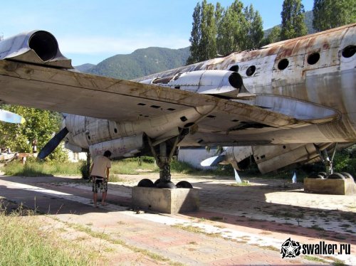 Заброшенный самолет в Абхазии Заброшенный самолет в Абхазии