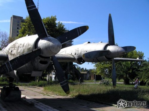 Заброшенный самолет в Абхазии Заброшенный самолет в Абхазии