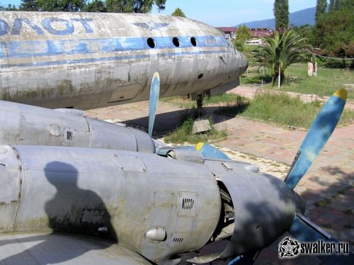 Заброшенный самолет в Абхазии Заброшенный самолет в Абхазии
