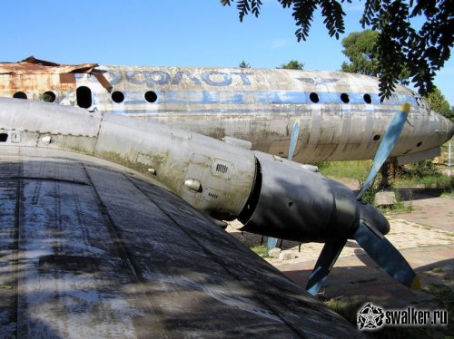 Заброшенный самолет в Абхазии Заброшенный самолет в Абхазии