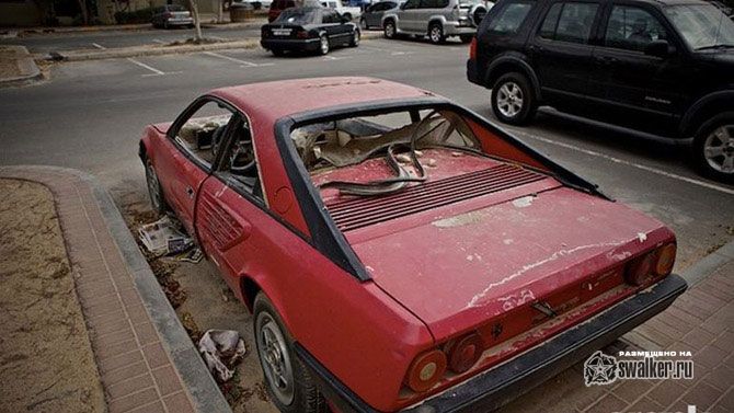 Забытый на стоянке Ферарри