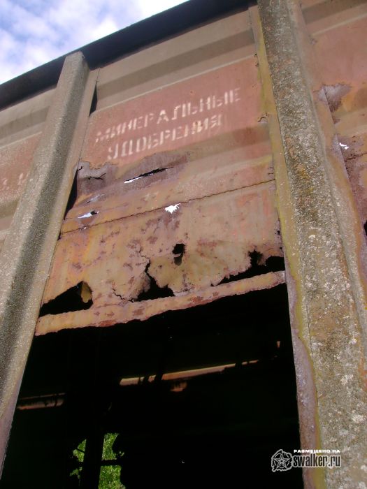 Брошенный состав на заржавленных путях