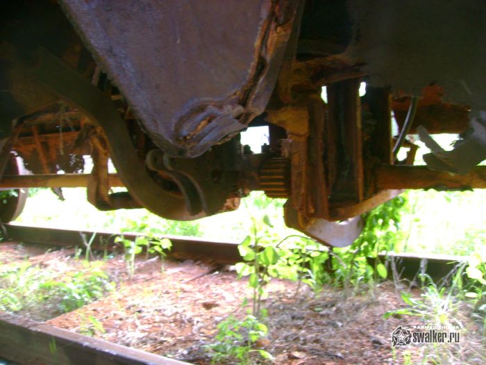 Брошенный состав на заржавленных путях