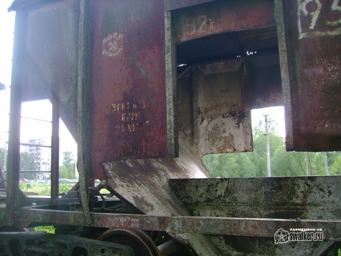 Брошенный состав на заржавленных путях