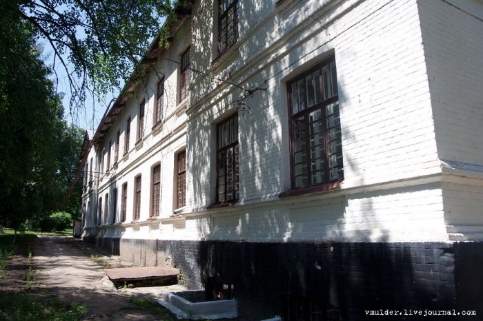 Заброшенный корпус психбольницы в Орловке