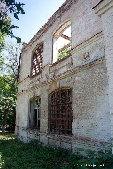 Заброшенный корпус психбольницы в Орловке