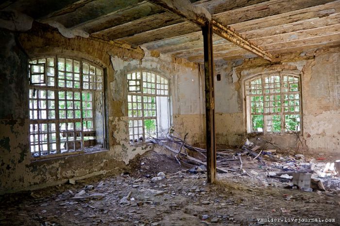 Заброшенный корпус психбольницы в Орловке