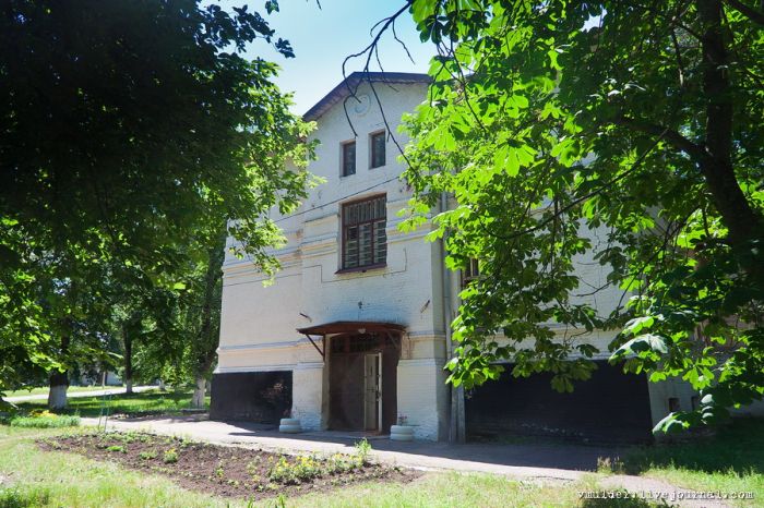 Заброшенный корпус психбольницы в Орловке