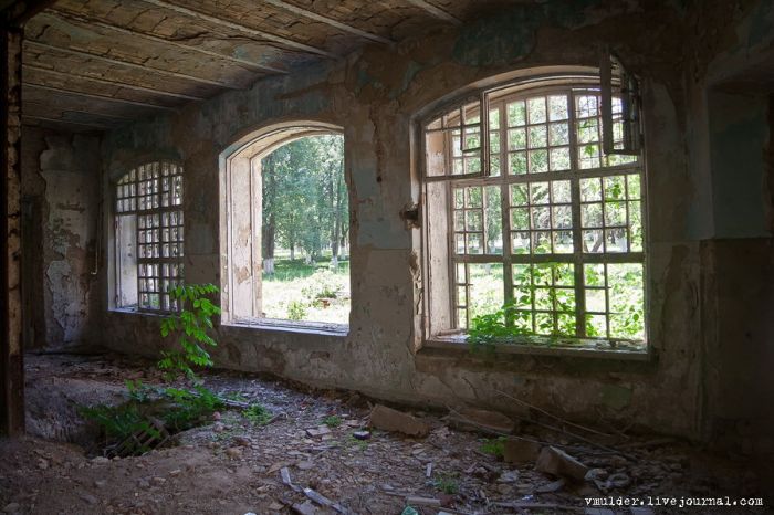 Заброшенный корпус психбольницы в Орловке