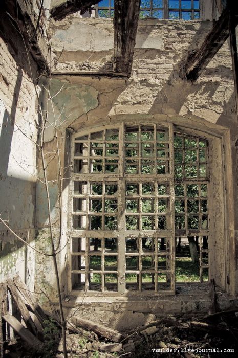 Заброшенный корпус психбольницы в Орловке