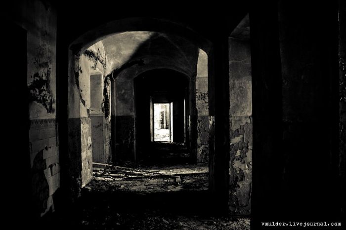 Заброшенный корпус психбольницы в Орловке