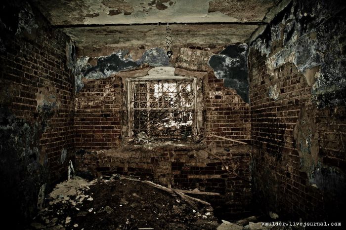 Заброшенный корпус психбольницы в Орловке