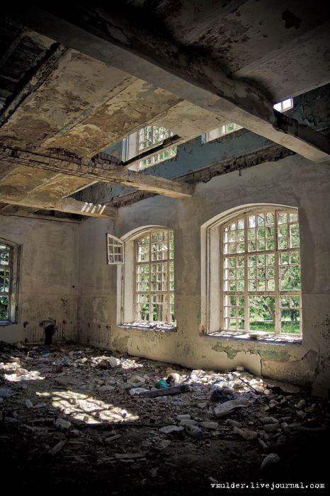 Заброшенный корпус психбольницы в Орловке