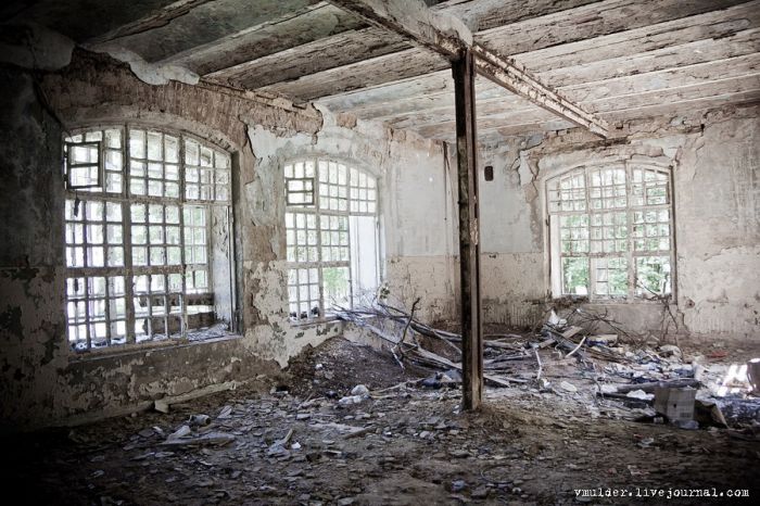 Заброшенный корпус психбольницы в Орловке