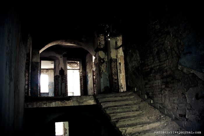 Заброшенный корпус психбольницы в Орловке