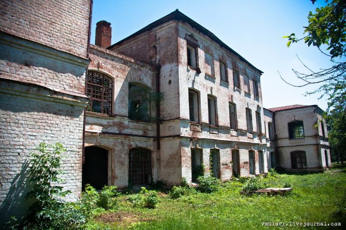 Заброшенный корпус психбольницы в Орловке