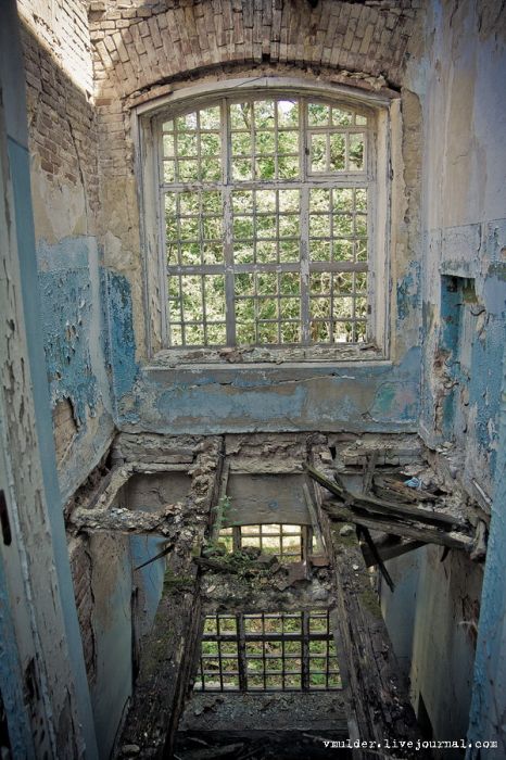 Заброшенный корпус психбольницы в Орловке