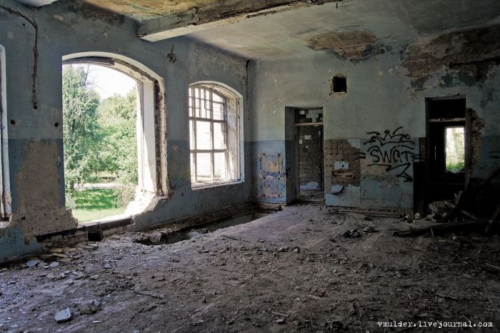 Заброшенный корпус психбольницы в Орловке