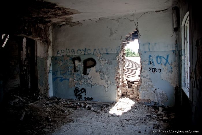 Заброшенный корпус психбольницы в Орловке