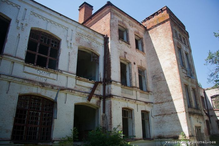 Заброшенный корпус психбольницы в Орловке