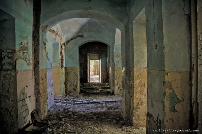 Заброшенный корпус психбольницы в Орловке