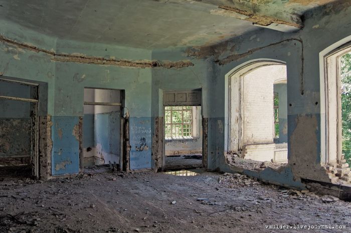 Заброшенный корпус психбольницы в Орловке