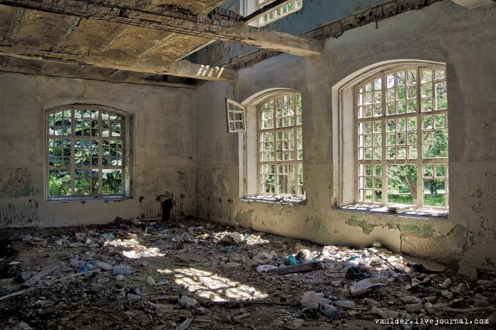 Заброшенный корпус психбольницы в Орловке
