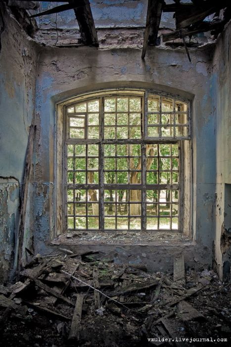 Заброшенный корпус психбольницы в Орловке