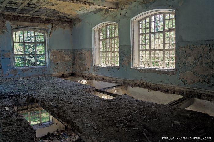 Заброшенный корпус психбольницы в Орловке