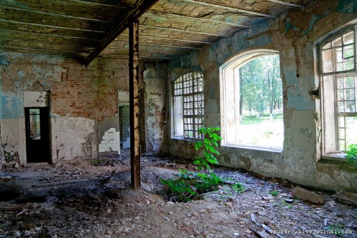 Заброшенный корпус психбольницы в Орловке