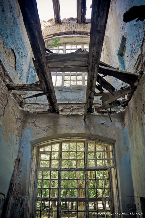 Заброшенный корпус психбольницы в Орловке