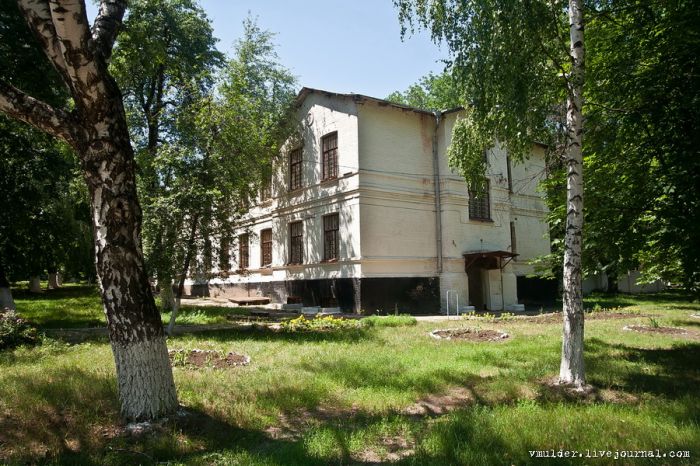 Заброшенный корпус психбольницы в Орловке