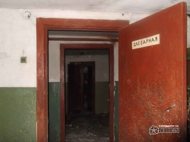 Оставленный гараж с машинами, Республика Коми Оставленный гараж с машинами, Республика Коми
