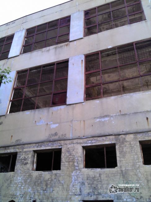 Заброшенное здание завода УВМ