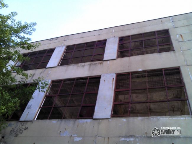 Заброшенное здание завода УВМ