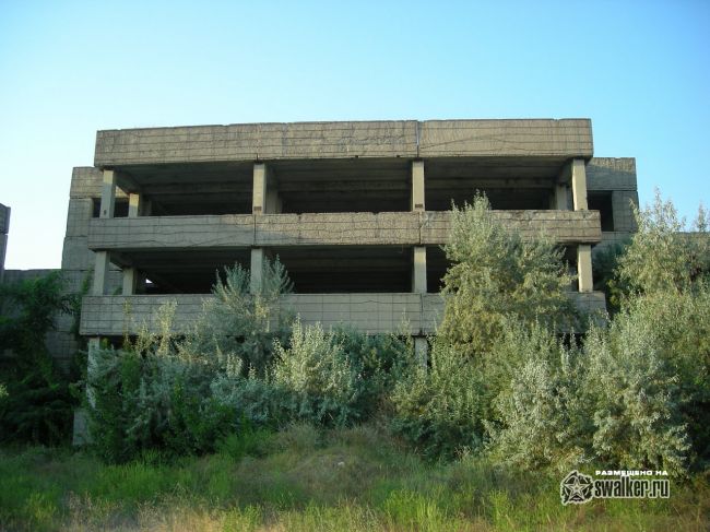 Недостроенное здание