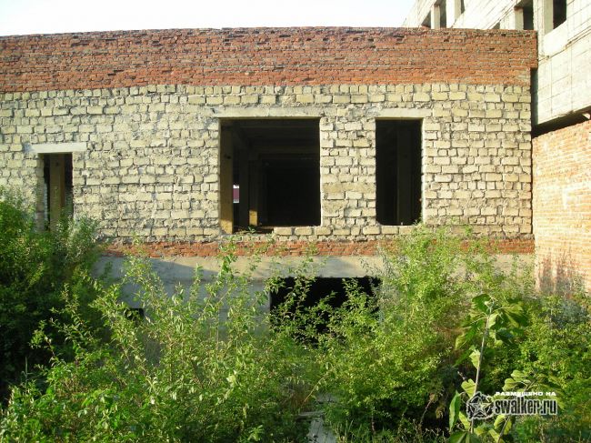 Недостроенное здание