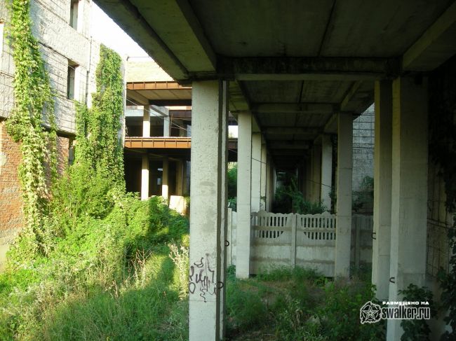 Недостроенное здание