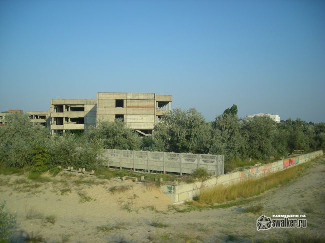 Недостроенное здание