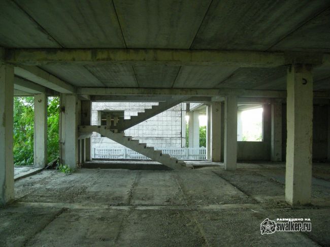 Недостроенное здание