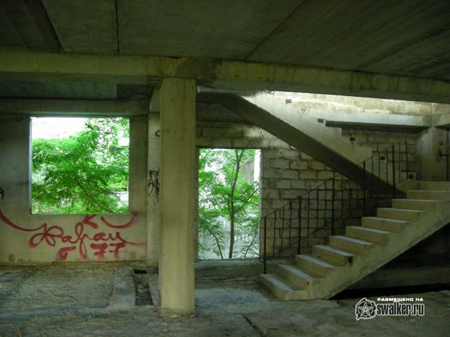 Недостроенное здание