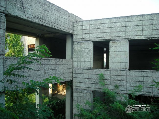 Недостроенное здание