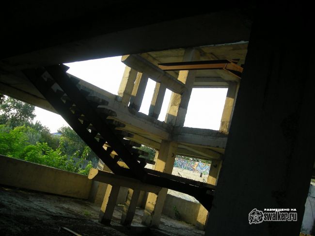 Недостроенное здание