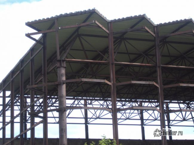 Заброшенный ангар