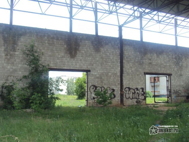 Заброшенный ангар
