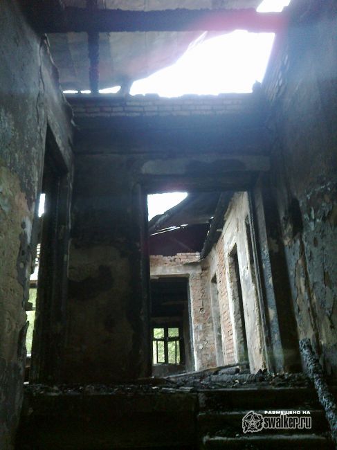 Выгоревшее здание бывшего детского сада.